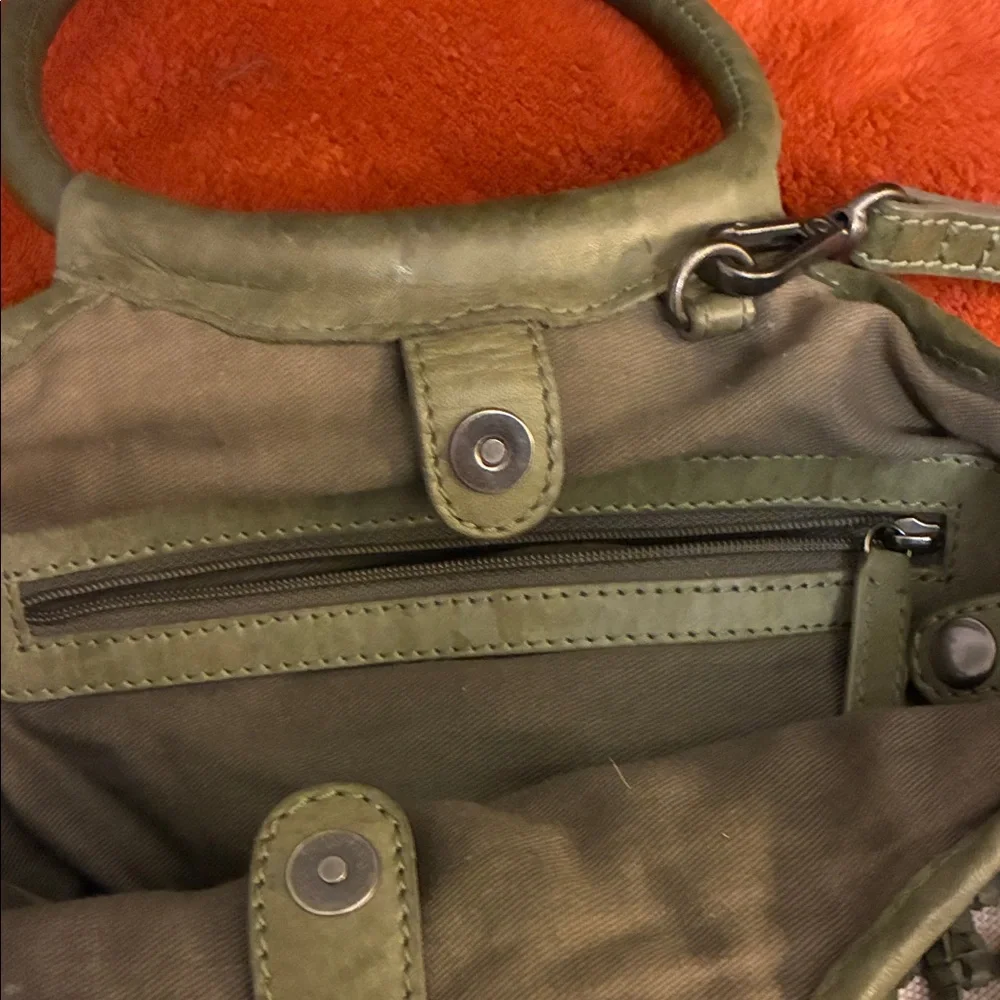 Elegant Woven Leather Handbag - Army Green and Cream - Picture 7 of 14